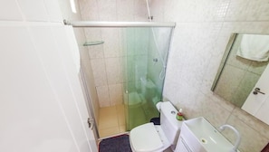 Shower, free toiletries, towels