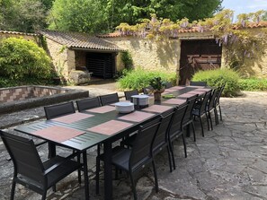 Outdoor dining - Dordogne / Le Cambou / 13th generation family house / 5 bds & a private pool (Vergt-de-Biron)