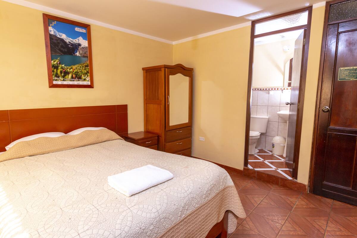 Laptop workspace, WiFi (free), bed sheets