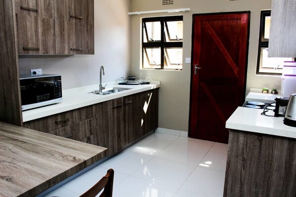 Familie appartement | Privékeuken | Een koelkast, een microgolfoven, een oven, een kookplaat