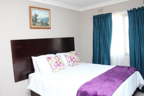 Decoración personalizada y espacio para trabajar con laptop 