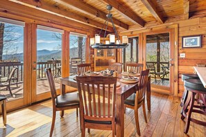 Dining - Bears Lair - Mr Lake Lure Vacation Rentals (Lake Lure)