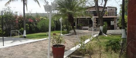 المنطقة المحيطة بالمنشأة