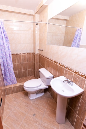 Ducha, toallas, jabón, shampoo