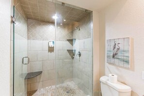 Chuveiro, secador de cabelo, toalhas de banho 