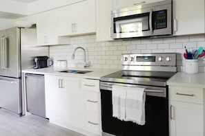 Refrigerador, microondas, horno, placa de cocina