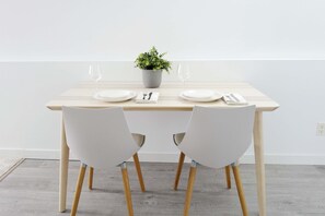 Dining - Kitsilano Modern Comfort - Spacious 1 bedroom in quiet tree lined neighbourhood (Vancouver)