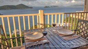 Mesa para dos con vistas al mar y a las islas.