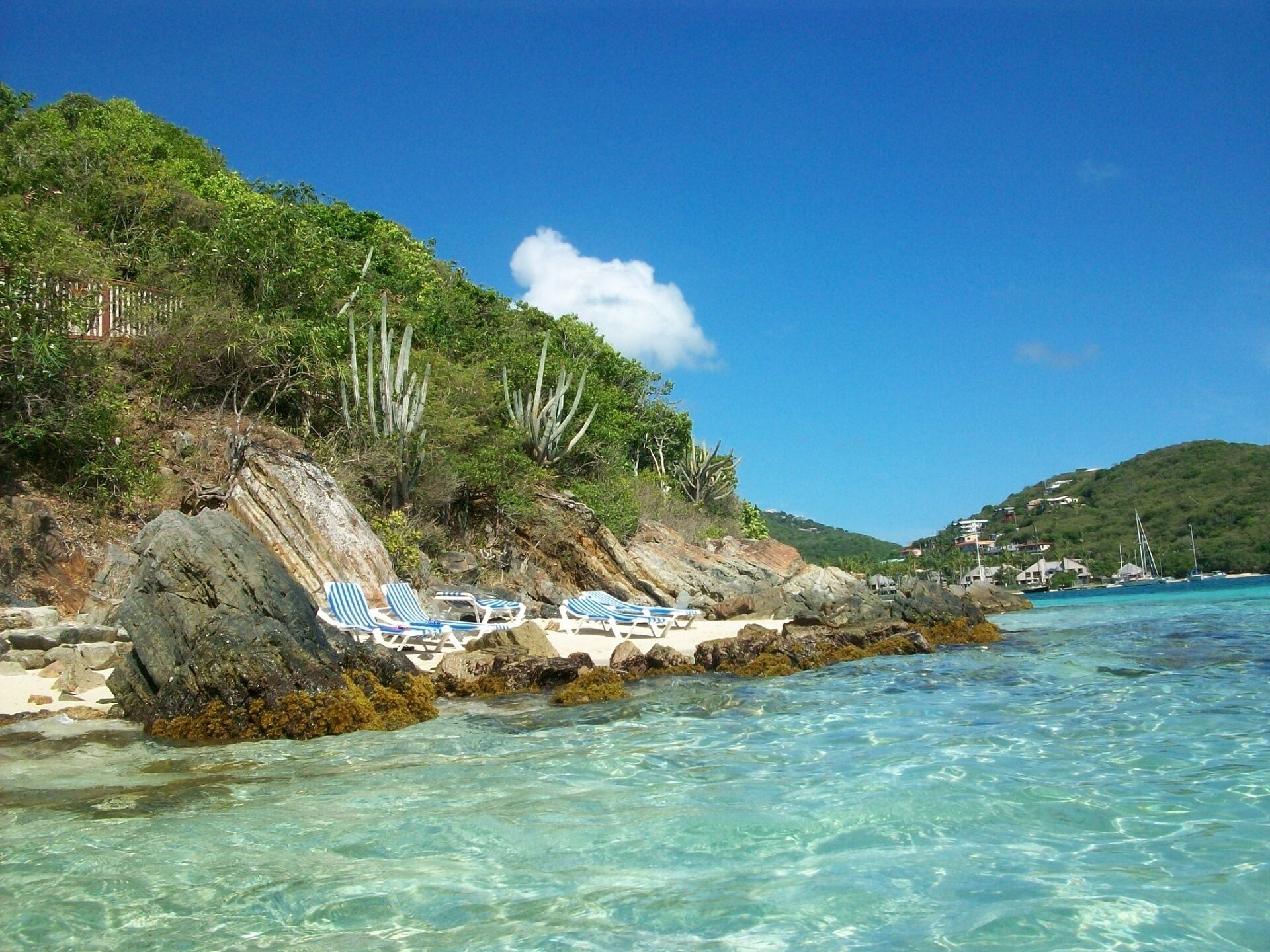 På stranden, solsenger og strandhåndklær