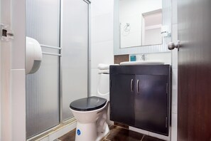 Kamar Double Standar | Kamar mandi | Shower, perlengkapan mandi gratis,  dan handuk