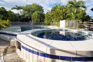 Kolam renang outdoor, dengan kursi berjemur