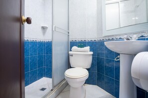 Quadruple Room | Bathroom | Shower, free toiletries, towels - Ayenda Mar Azul Neiva (Neiva)