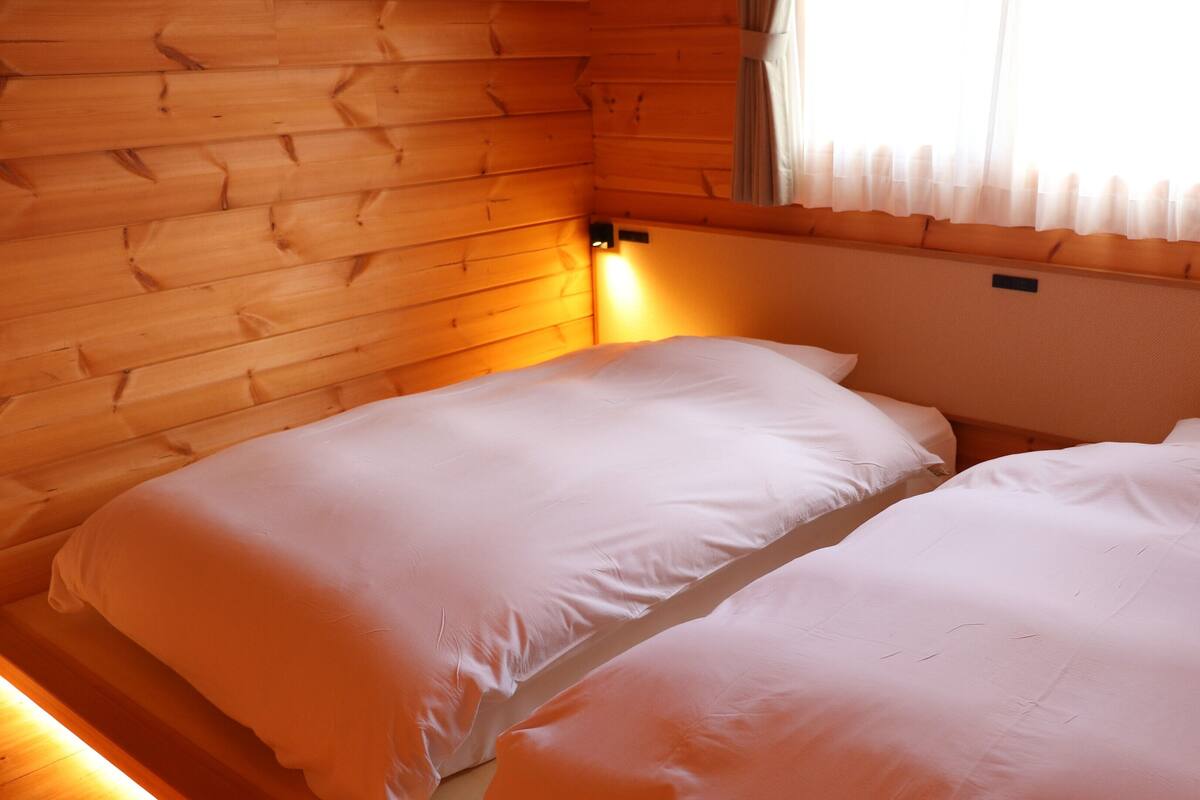 In-room safe, WiFi (free)