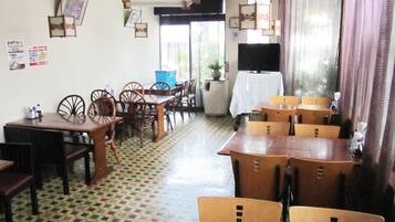 Café da manhã completo grátis todos os dias