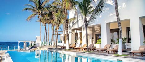 11 outdoor pools, pool umbrellas, pool loungers
