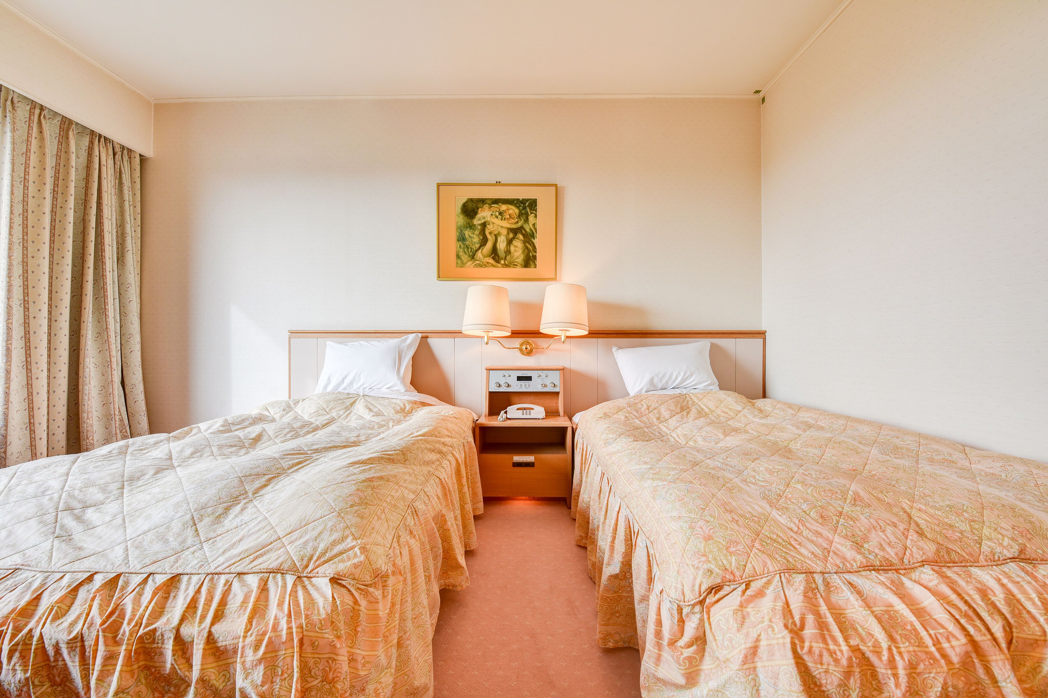 small twin room, smoking | in-room safe, desk, soundproofing, free wifi