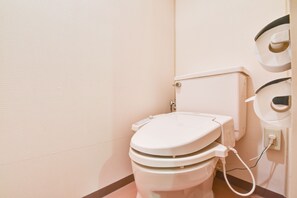 Hausschuhe, Toilette mit elektrischem Bidet, Handtücher