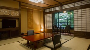 Een traditionele Japanse kamer met tatami vloerbedekking, een lage tafel en shoji schermen.