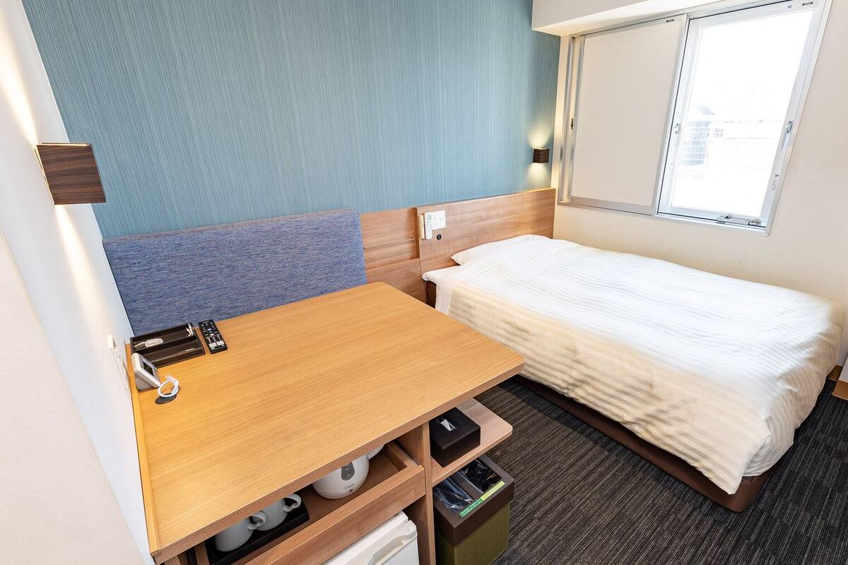 Tabla de planchar con plancha, wifi gratis, ropa de cama
