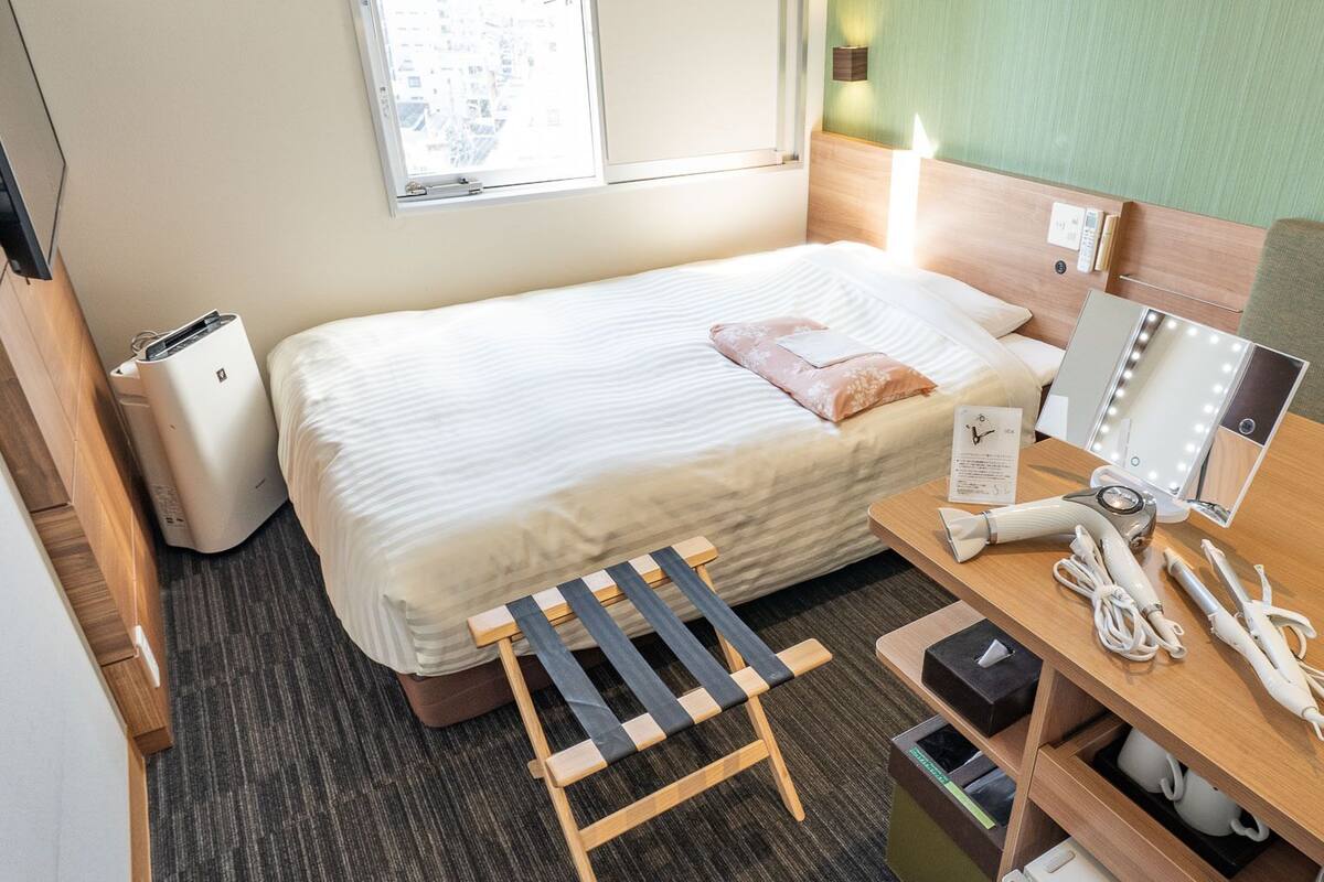 Tabla de planchar con plancha, wifi gratis, ropa de cama