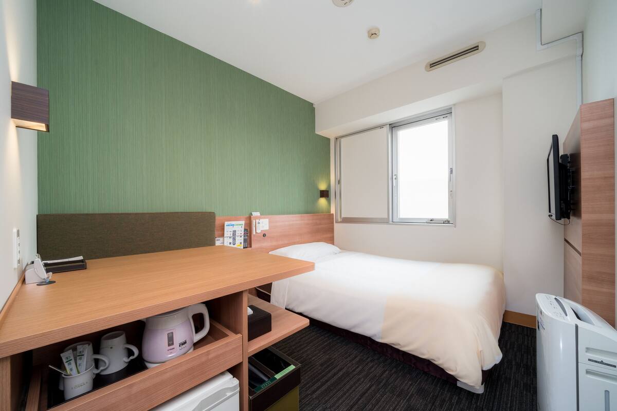 Tabla de planchar con plancha, wifi gratis, ropa de cama