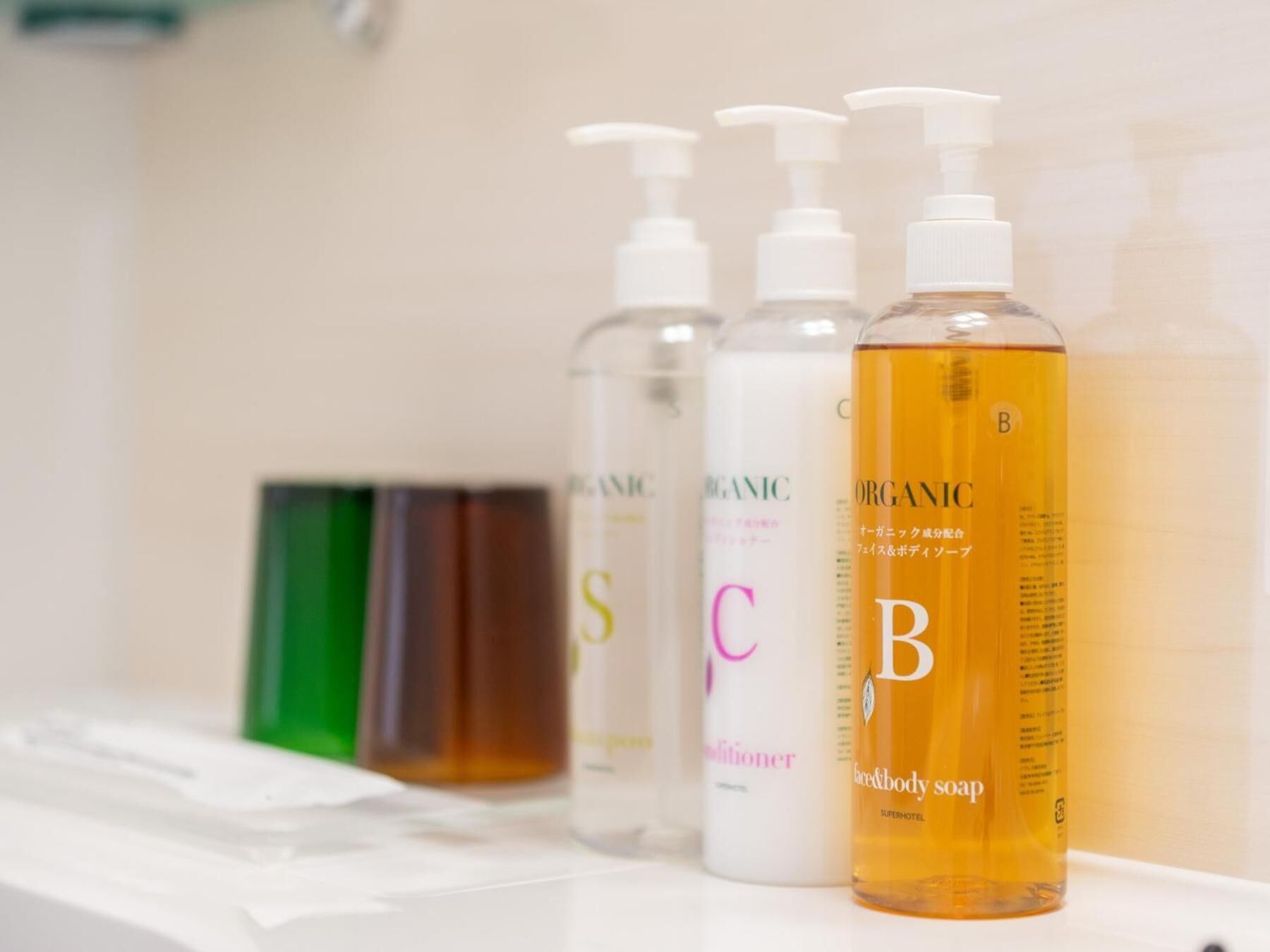 combined shower/bathtub, free toiletries, hair dryer, slippers