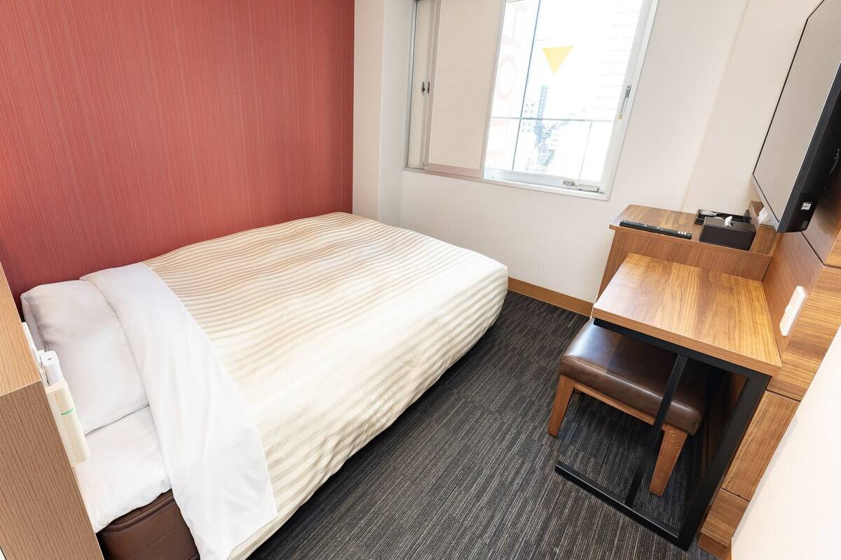 Tabla de planchar con plancha, wifi gratis, ropa de cama