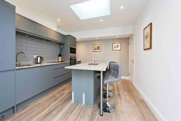 Fridge, microwave, oven, stovetop - Notting Hill Chic sleeps 4-5 - 2 bedrms/2 bathrms-one en-suite + single SofaBed (London)