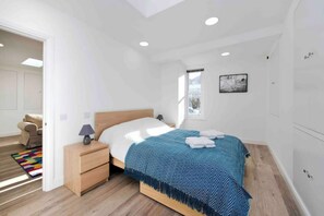 2 bedrooms, iron/ironing board, travel crib, free WiFi - Notting Hill Chic sleeps 4-5 - 2 bedrms/2 bathrms-one en-suite + single SofaBed (London)