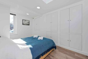 2 habitaciones, tabla de planchar con plancha y cuna de viaje 