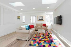 Smart TV - Notting Hill Chic sleeps 4-5 - 2 bedrms/2 bathrms-one en-suite + single SofaBed (London)