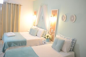 Quadruple Room | Laptop workspace, free WiFi, bed sheets - La Maison Brasiliana (Foz do Iguaçu)