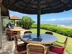 Outdoor dining - Ohana Manor, Clean and Comfortable, Sleeps 6 (Kapaʻa)