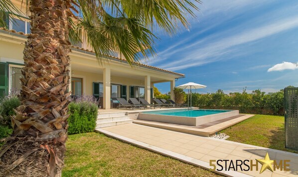 A modern house with a swimming pool, covered patio, and palm trees. - Brisa de Mar 1, Villa 5StarsHome Mallorca (Alcúdia)