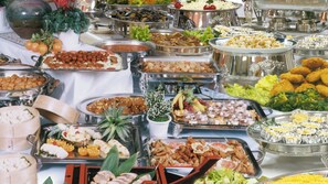 Ein reichhaltiges Buffet mit verschiedenen Speisen und einem dekorativen Mittelstück.