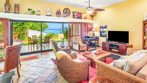 Smart TV, offices - Aloha Manor is Elegant Gated Oceanfront Living! (Kapaʻa)