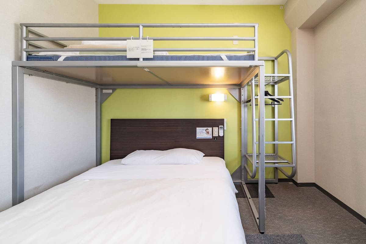 Desk, laptop workspace, WiFi (free), bed sheets