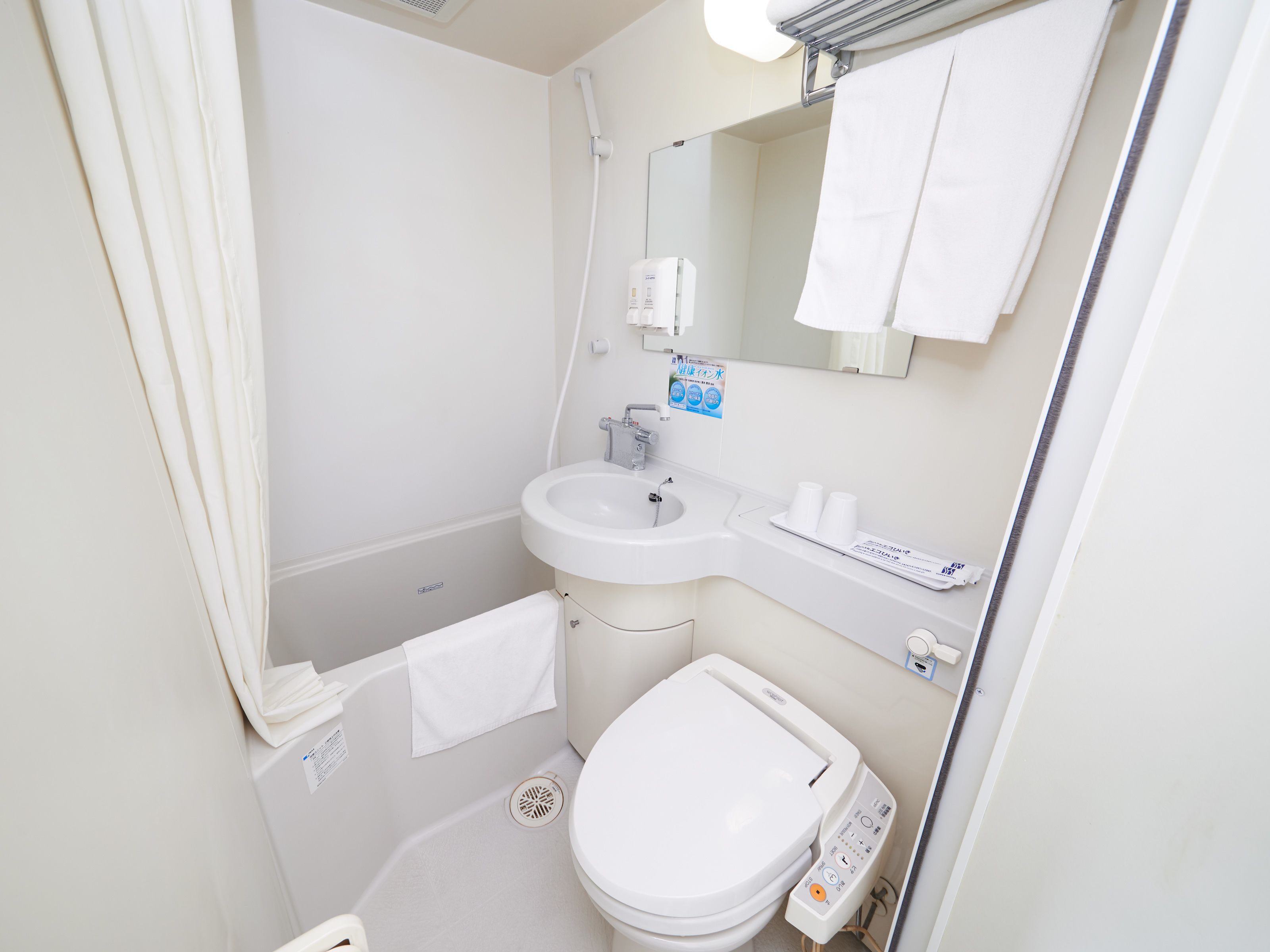 combined shower/bathtub, deep-soaking bathtub, free toiletries