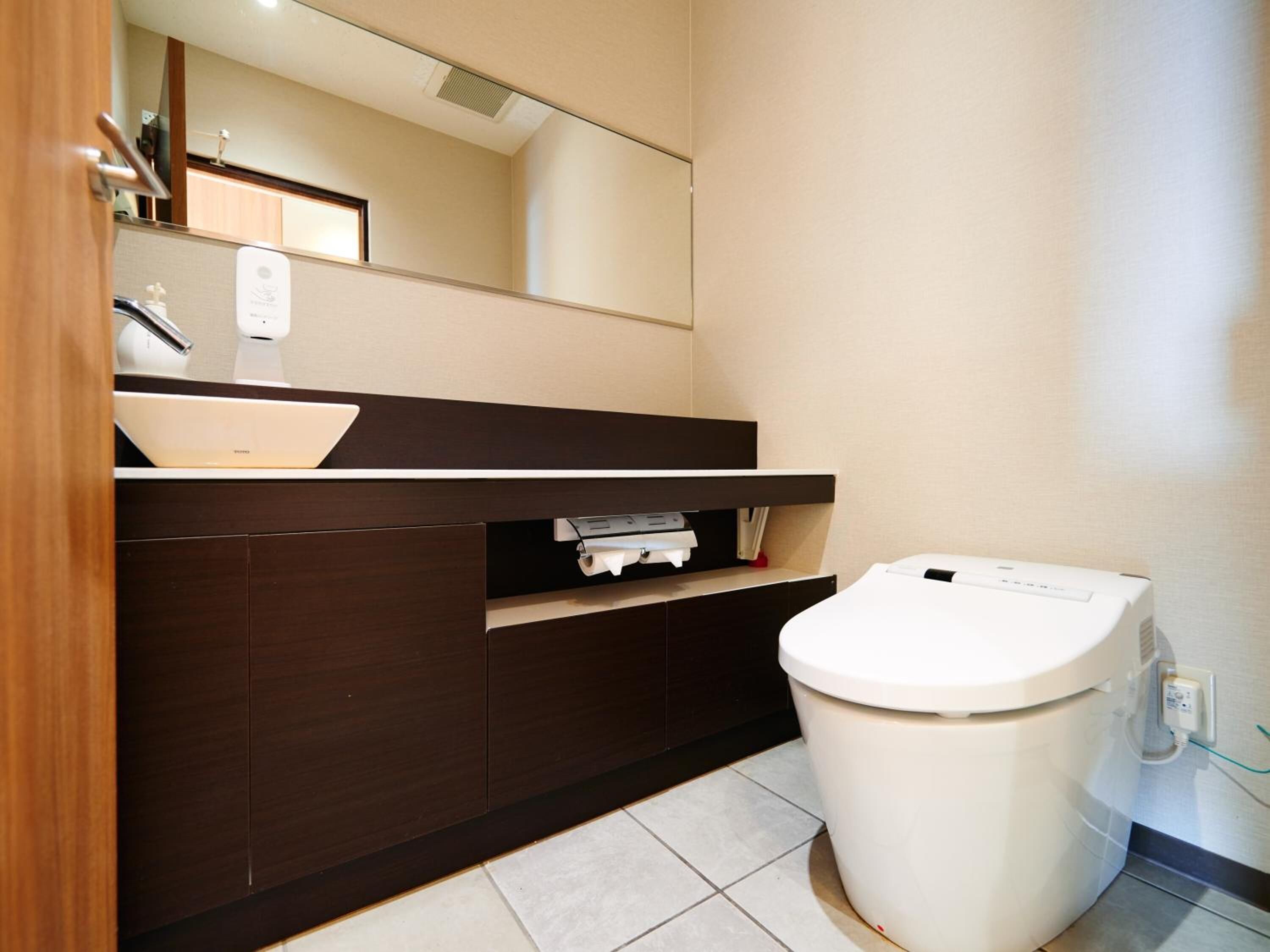 combined shower/bathtub, deep-soaking bathtub, free toiletries