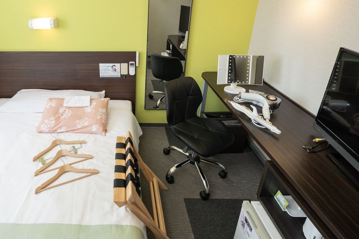 Desk, laptop workspace, WiFi (free), bed sheets