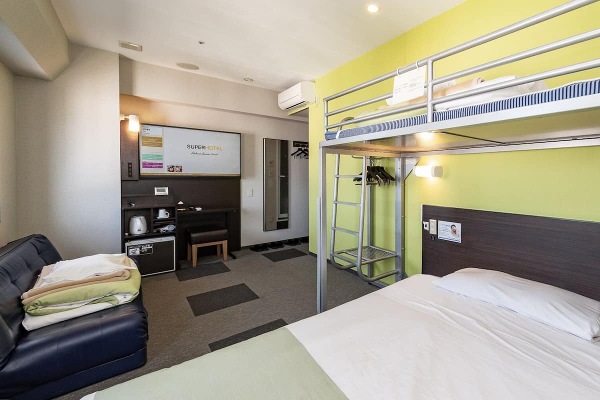 Desk, laptop workspace, WiFi (free), bed sheets