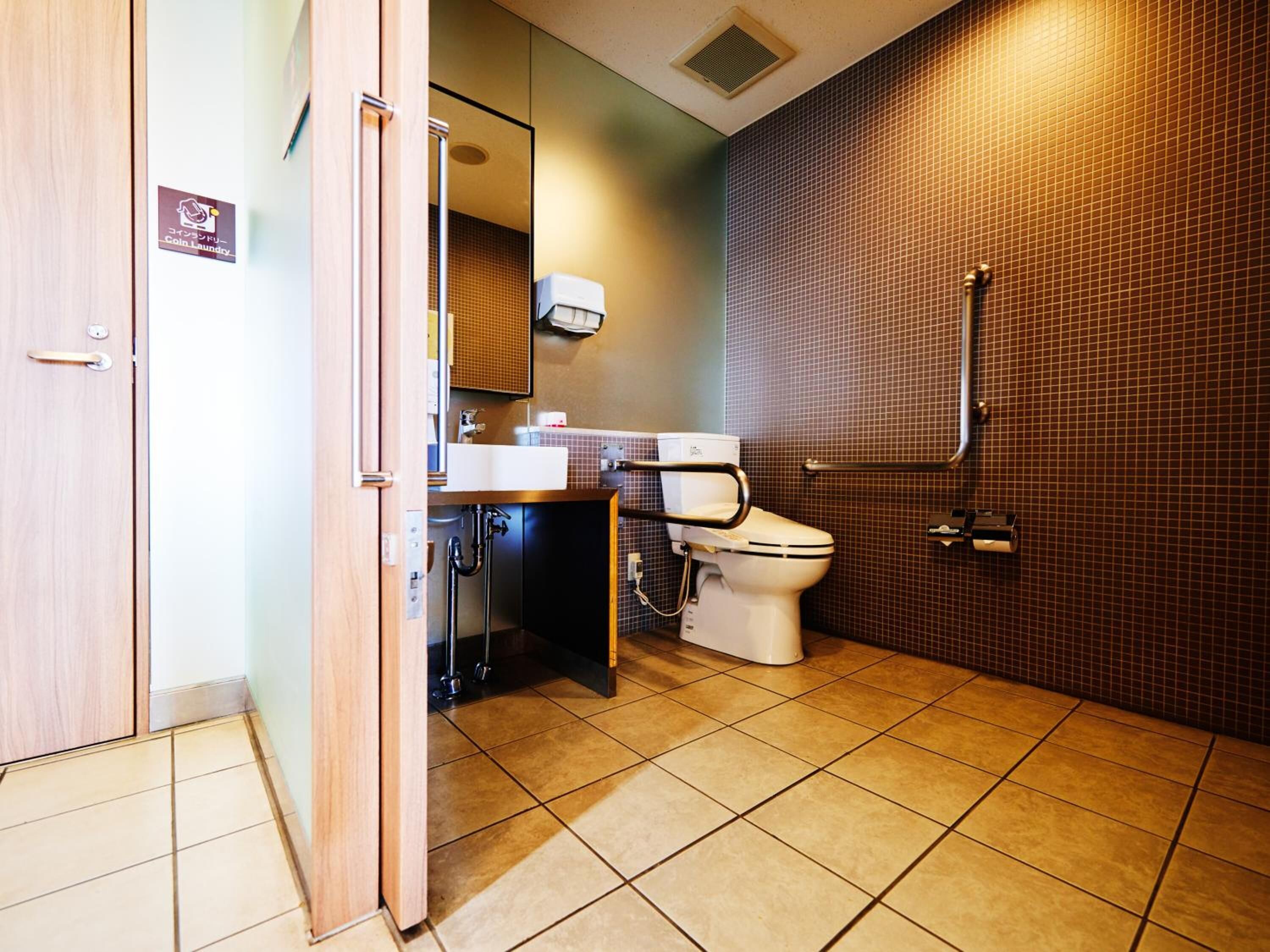 combined shower/bathtub, deep-soaking bathtub, free toiletries