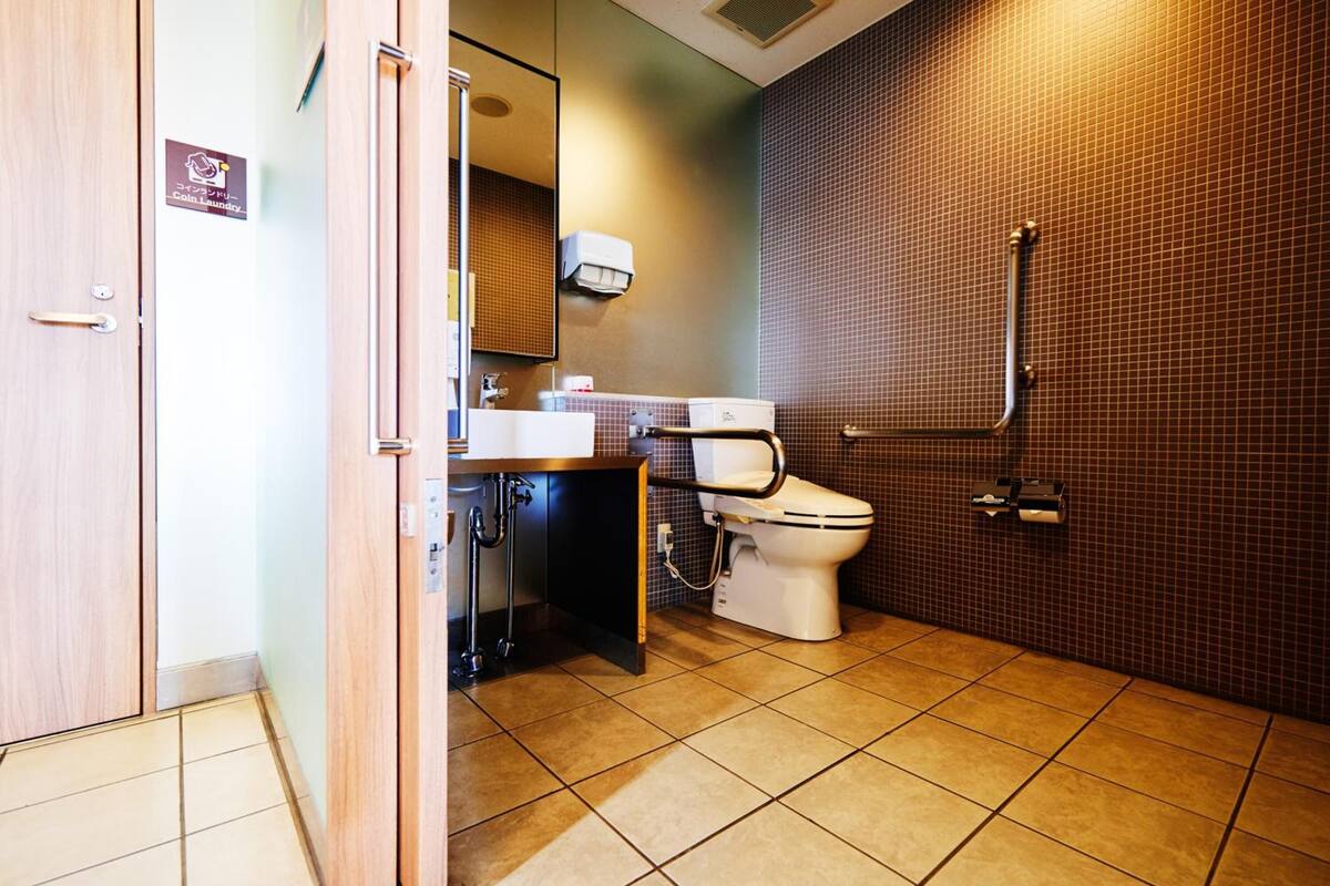 combined shower/bathtub, deep-soaking bathtub, free toiletries