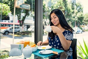 Free daily buffet breakfast - Rue 400 - Hostal Boutique (Arequipa)