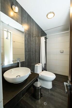 Superior Double Room, Multiple Beds | Bathroom | Shower, free toiletries, towels, soap - Rue 400 - Hostal Boutique (Arequipa)