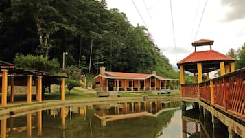 Un entorno tranquilo junto al lago, con un pabellón de madera tradicional y un paseo cubierto sobre el agua.