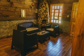 家庭小屋, 山景 | 客廳 | 38 吋LCD 電視連有線電視頻道