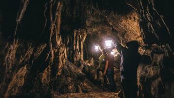Una cueva con paredes rugosas y un estrecho pasadizo.