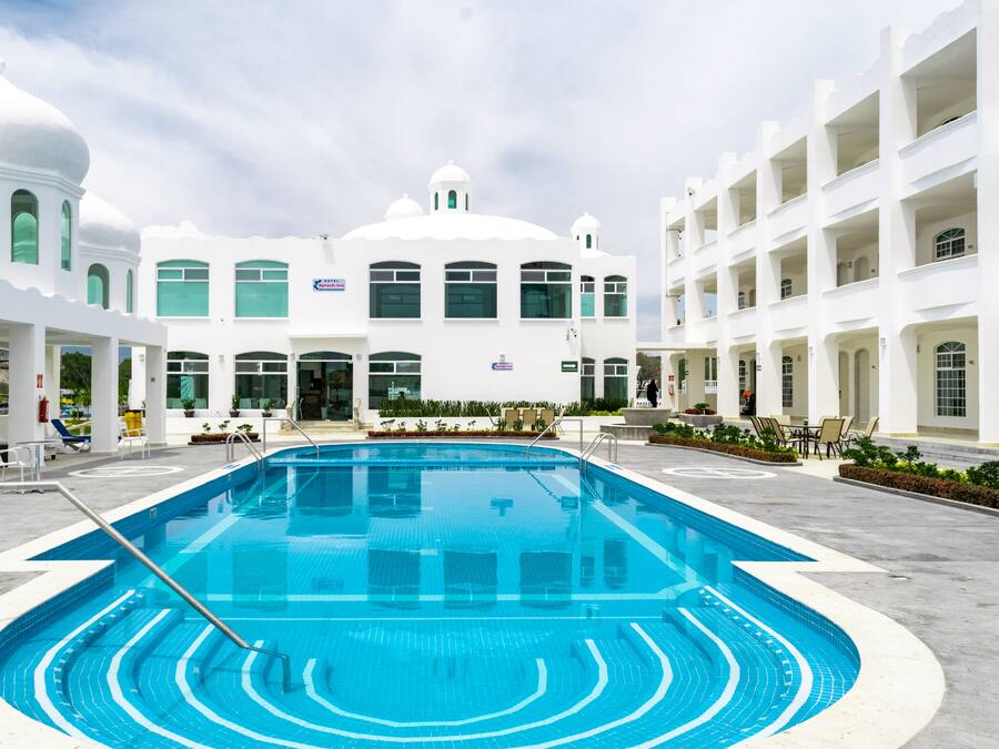 2 Außenpools, geöffnet von 09:00 Uhr bis 21:00 Uhr, Sonnenschirme