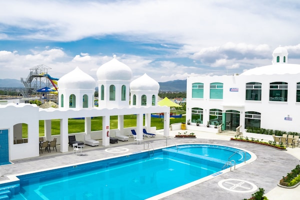 2 piscinas al aire libre (de 09:00 a 21:00), sombrillas, tumbonas